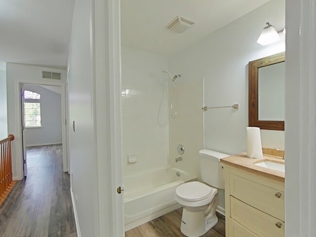 Building Photo - 945 Park Hill Cir
