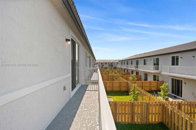 Building Photo - 715 SE 15th St