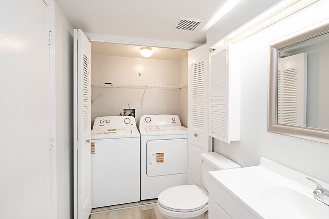 Building Photo - Four Seasons Condo Near Rt 29 Shopping & Dining