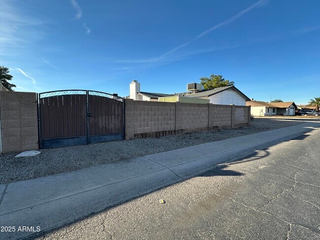 Building Photo - 10421 W Puget Ave