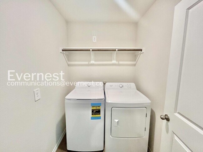Building Photo - Modern Living with Fenced Yard and Garage Access  / 3 Bed & 2 Bath / Available Now!