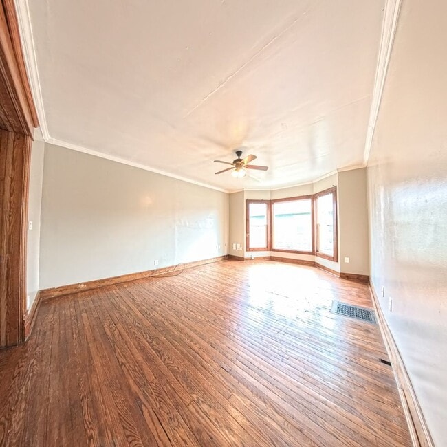 Building Photo - Spacious 5 bedroom 2 Bath Home