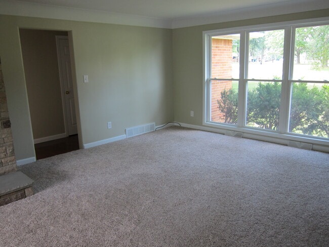 Building Photo - 5083 Mellwood Dr