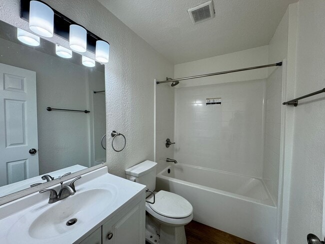 Building Photo - 1379 Temple Ave