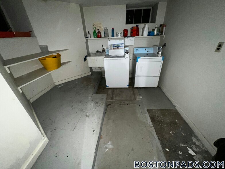 Building Photo - 42 Hillside St