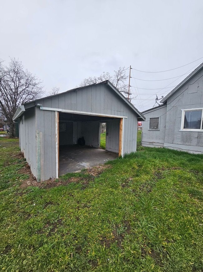 Building Photo - Almost 1300 sqft of Living Space with Plenty of Parking