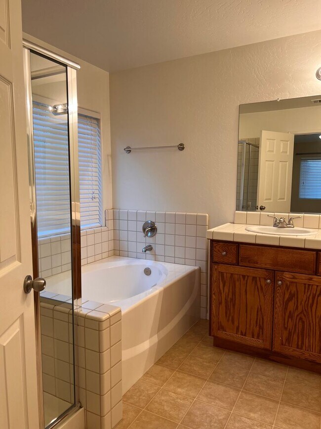 Building Photo - 1003 W Westmont Ct