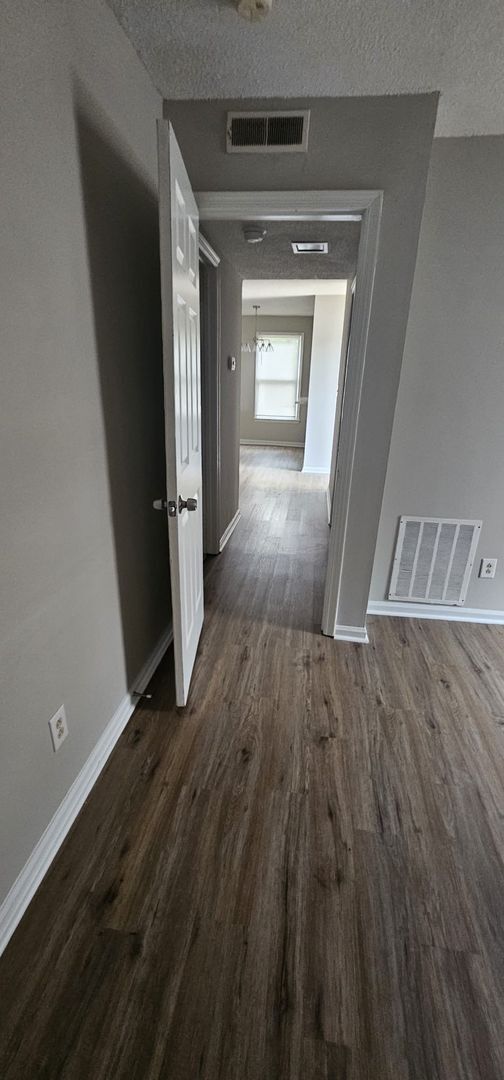 Building Photo - 946 S Ridge Ct