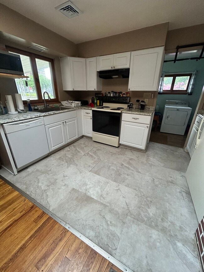 Building Photo - Charming Downtown State College Ranch Home Available August 2026