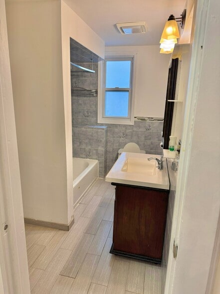 Full bathroom - 383 Dakota St