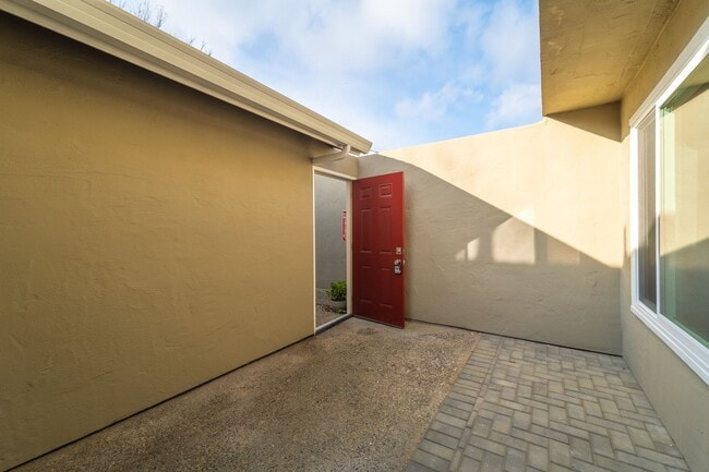 Building Photo - Charming 3-Bedroom Condo in Creekside Village – Prime Location!