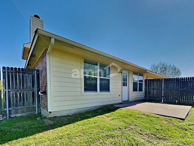 Building Photo - 1500 Westfield Ln