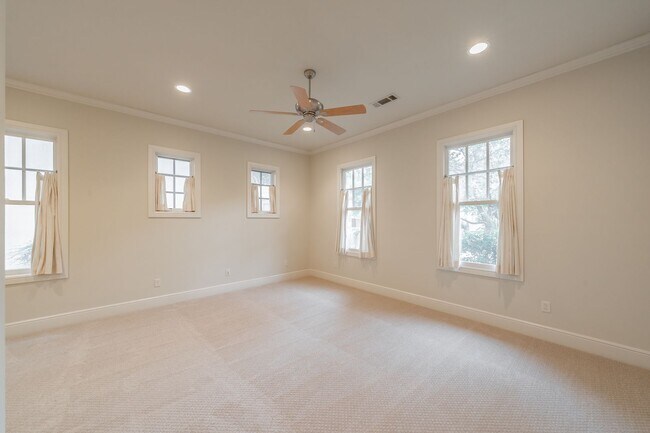 Building Photo - Beautiful Monticello Town Home!!!