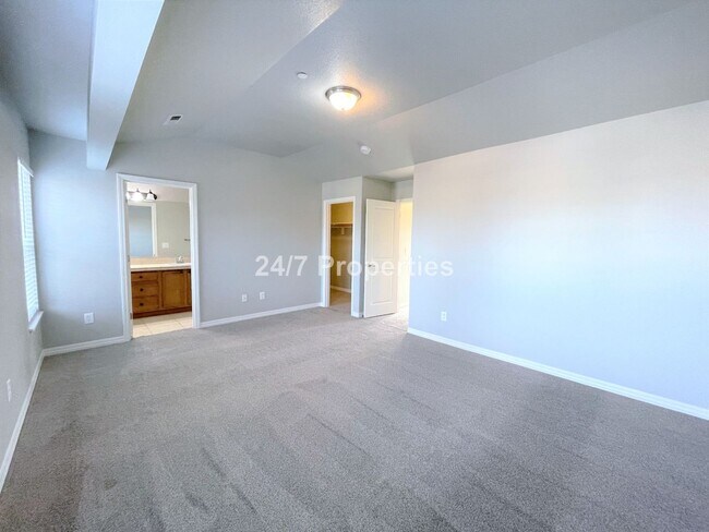 Building Photo - Spacious and Modern 3-Story Townhome - Mol...