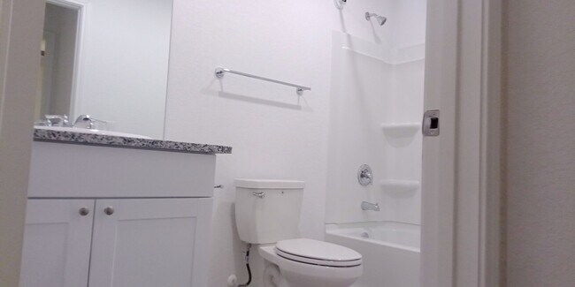 Building Photo - Spacious 4 Bed / 2.5 Bath Home