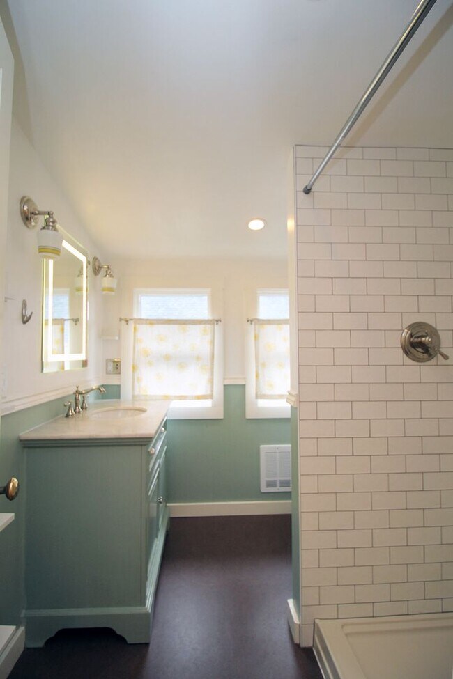 Building Photo - Delightful Remodeled Alberta Arts 3 Bed/2 Bath Bungalow