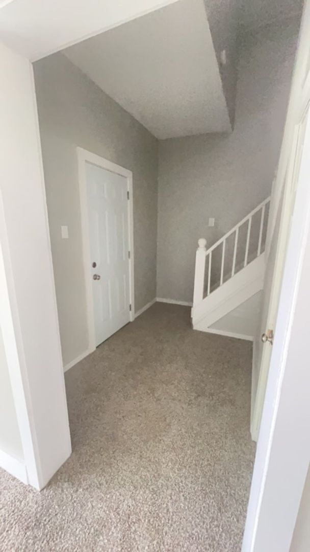 Building Photo - Fully Renovated Spacious 3 Bedroom 1.5 Bat...