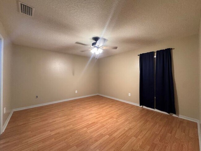 Building Photo - 3 Bedroom in Seminole Woods