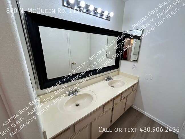 Building Photo - 860 N McQueen Rd