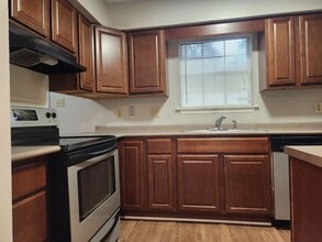 Building Photo - **Available January 1st** 3 Bedroom, 2.5 Bath Town Home