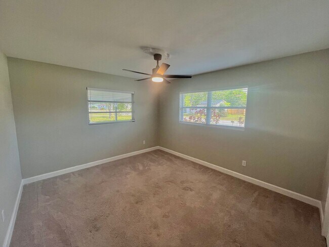 Building Photo - 3 Bed, 2 Bath DeBary Home with Modern Upda...
