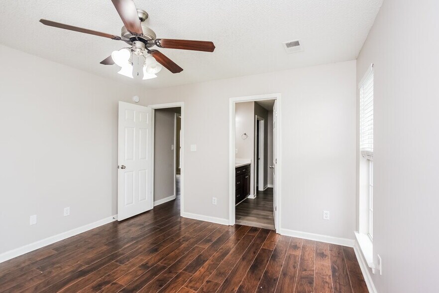 Building Photo - 10218 Cottage Oaks Cove