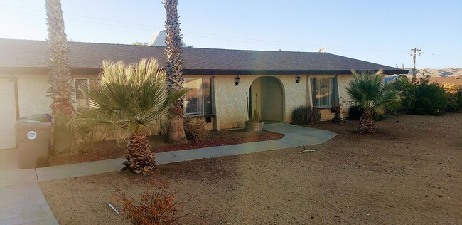 Building Photo - Spacious 4 bedroom home in Yucca Valley