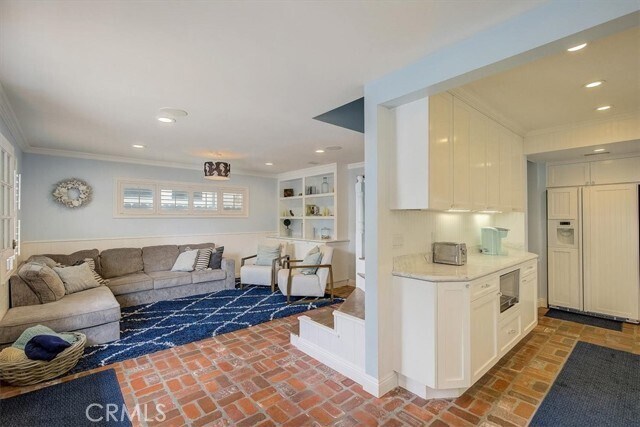 Building Photo - 2128 Miramar Dr