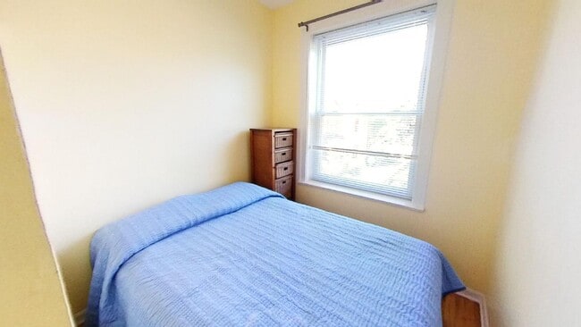 Building Photo - 4240 N Clarendon Ave