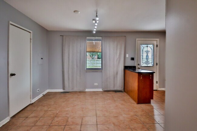 Building Photo - 7119 Stanford Dr