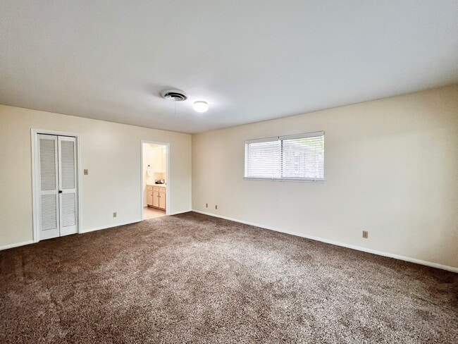 Building Photo - 401 Rolling Hills Dr W