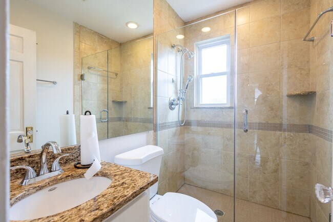 Building Photo - Lovely 3 BR/2 BA Semi-Detached Home in Nor...