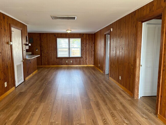 Building Photo - 3 BR Home with Large Yard & 2-Car Garage in Hampstead