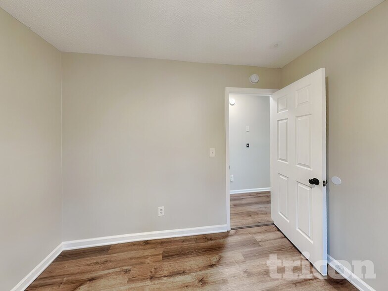 Building Photo - 703 Players Ct