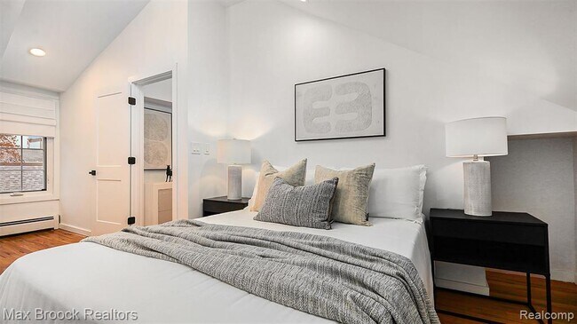 Building Photo - 343 S Elm St