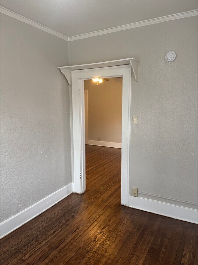 Building Photo - 975 N Washington St