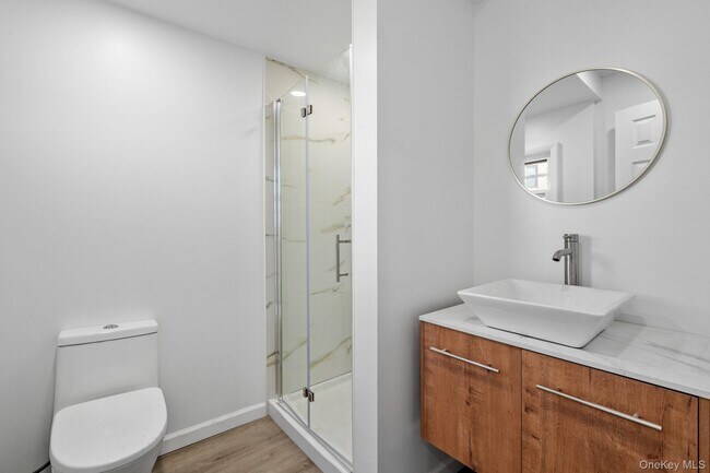 Building Photo - 87 Winnikee Ave