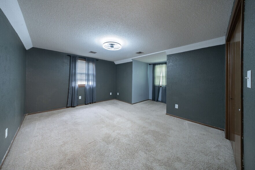 Building Photo - 617 N Willow Dr