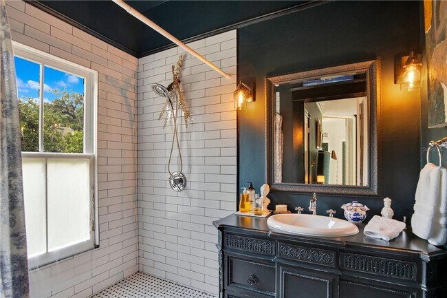 Building Photo - Queen Anne Victorian Estate