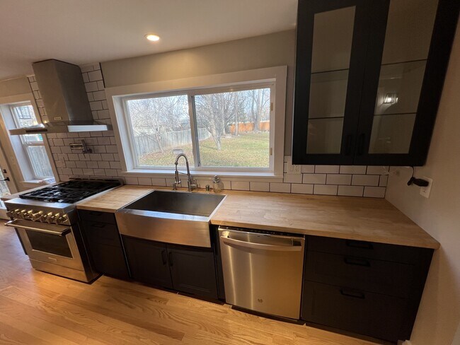 Building Photo - 334 W Willox Ln