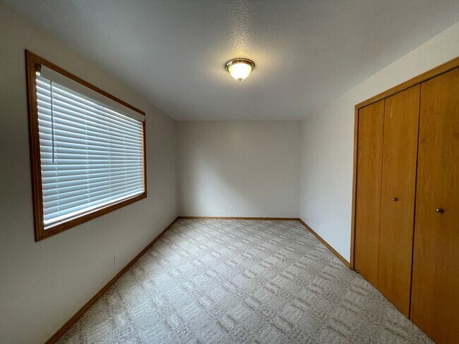 Building Photo - 1399 Chickadee Ct