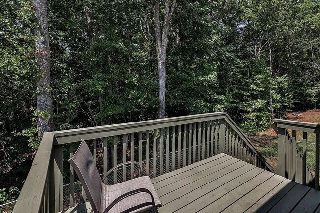 Building Photo - Charming 3-Bedroom Haven with 2 Full Baths...