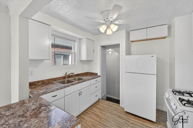 Building Photo - $1300 3 bedroom bungalow