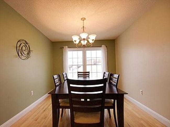 Building Photo - Spacious home with 5 bedrooms and 3 full b...