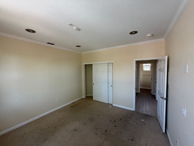 Building Photo - Lovely Upstairs Unit