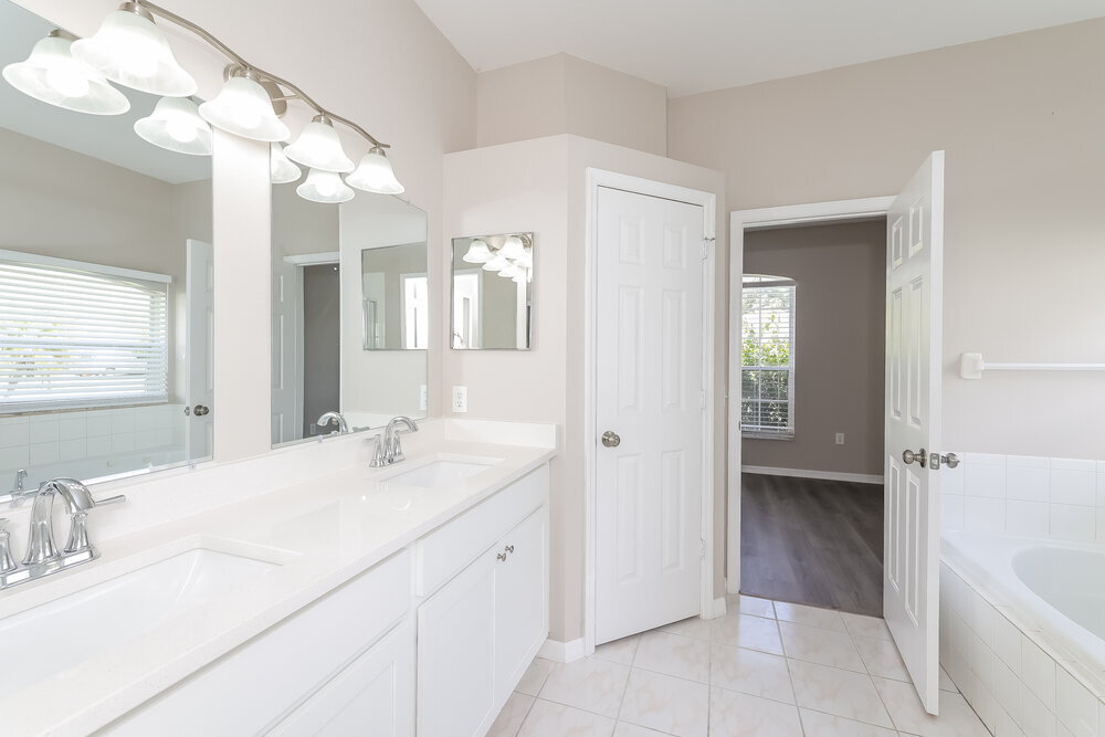 Building Photo - 556 Pinehurst Cove