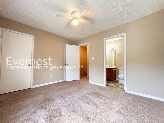Building Photo - 3 Bed, 3 Bath Home with Off-Street Parking / Pet-Friendly / Available Now!