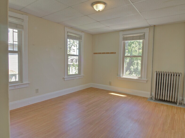 Building Photo - 324 Valley St