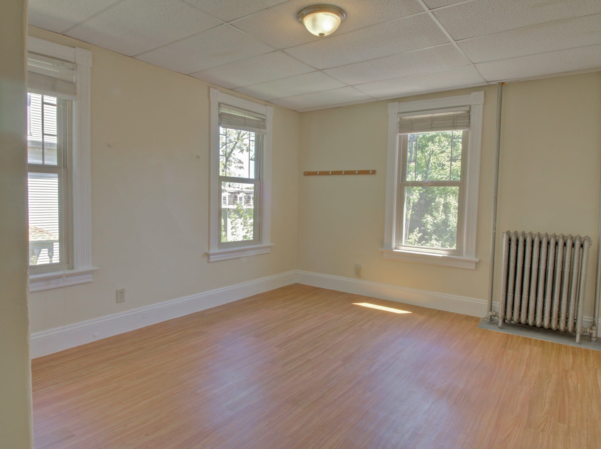 Building Photo - 324 Valley St