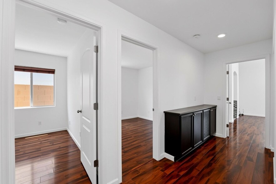 Building Photo - 4420 E High Point Dr
